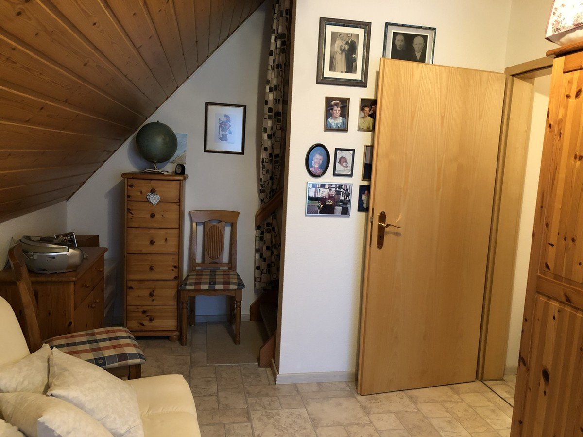 Schlafzimmer II mit Zugang zum Spitzboden 