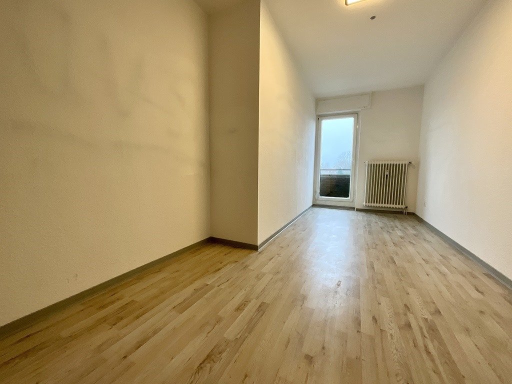 Kinderschlafzimmer/Büro mit direktem Zugang zum Balkon