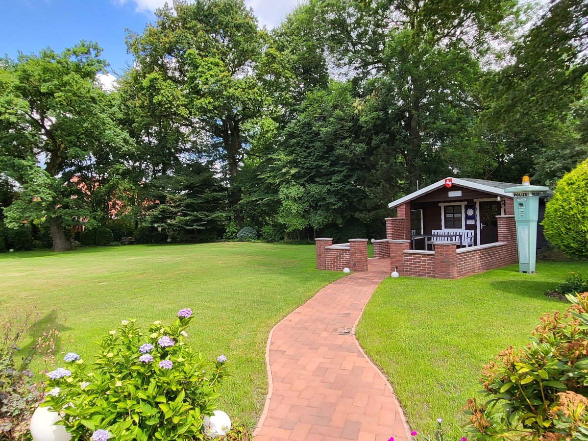 Gepflegter Garten mit uriger Gartenhütte