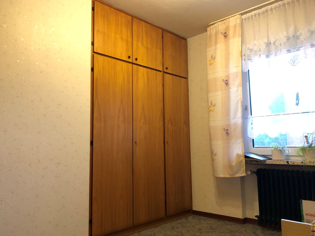 mit Einbauschrank