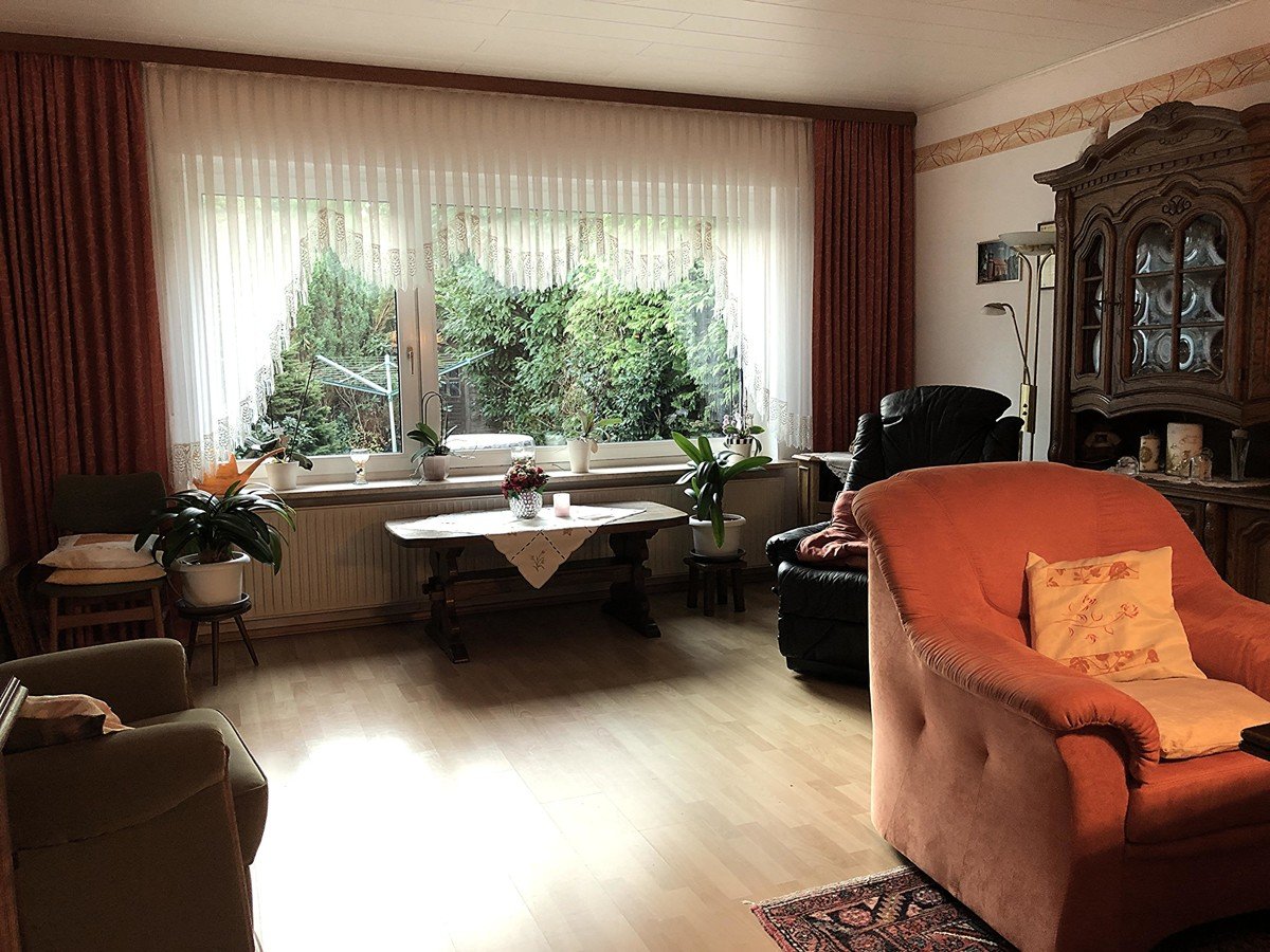 der Blick vom Wohnzimmer in den Garten