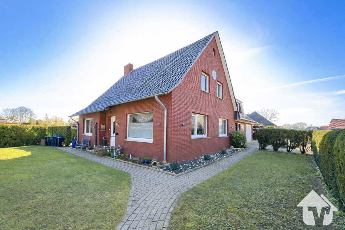 Zwei Wohnwelten, ein Zuhause – großzügiges Zweifamilienhaus mit Charakter in Holte. Zwei Wohnwelten, ein Zuhause – großzügiges Zweifamilienhaus mit Charakter in Holte.