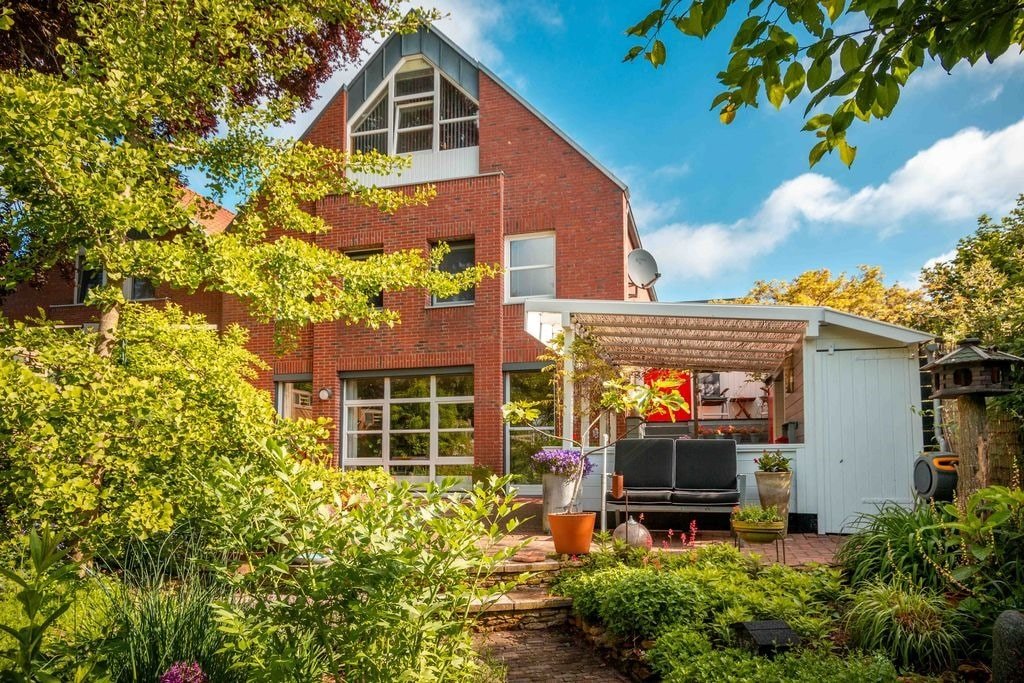 Einladendes Einfamilienhaus mit großzügigem Wohnkomfort und Gartenidylle Einladendes Einfamilienhaus mit großzügigem Wohnkomfort und Gartenidylle